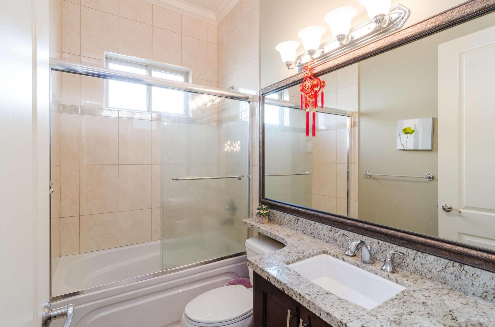 Bed and Breakfast Imperial House Burnaby Esterno foto